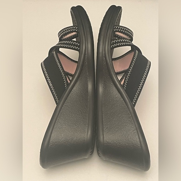 SKECHERS CALI RAMBLERS GO TO GAL WEDGE SANDAL, BLACK & WHITE WOMENS SIZE 8.5 - Picture 6 of 8